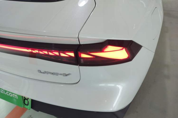 Used Changan UNI-V iDD 2023 ZhiDian iDD 1.5T 113km ZhiKu Model
