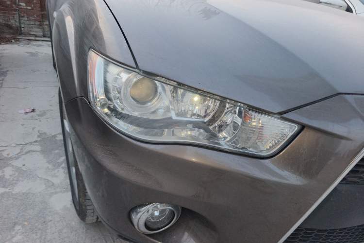 Used Mitsubishi Outlander 2012 Kicks 2.4 Fashion Navigation Edition
