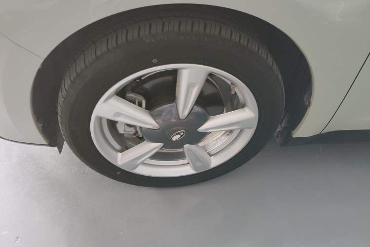 Used ORA Good Cat 2023 401 km Standard Range Premium Version Lithium Iron Phosphate Left Front Wheel Hub