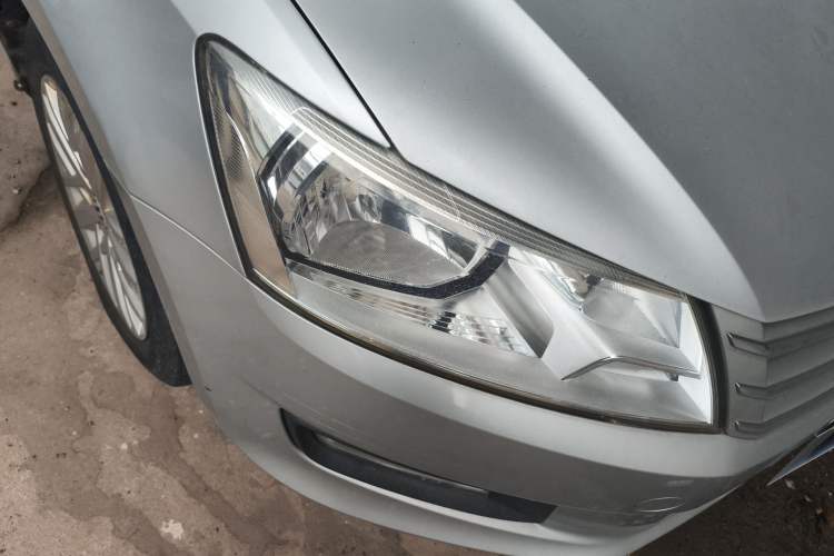 Used Volkswagen Santana 2013 1.6L Manual Luxury Edition Right Front Headlight