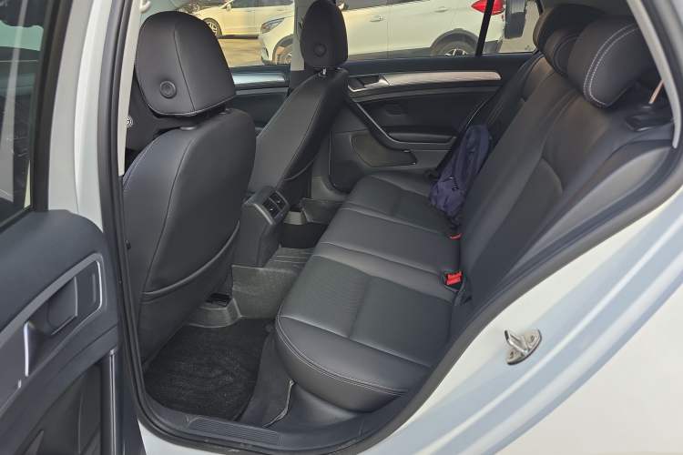 Used Volkswagen Golf 2016 1.6L Automatic Fashion Model
