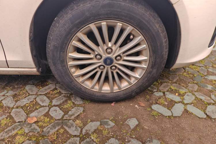 Used Ford Escort 2015 1.5L Automatic Comfort Edition Right Front Wheel Hub