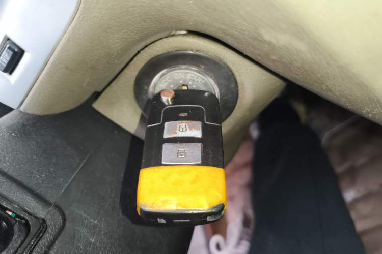 Used Huatai Santa Fe Classic 2012 2.0L Gasoline Manual Two-Wheel Drive with Sunroof Vehicle Key