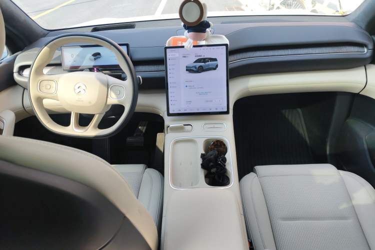 Used Nio ES6 2023 75 kWh Center Console