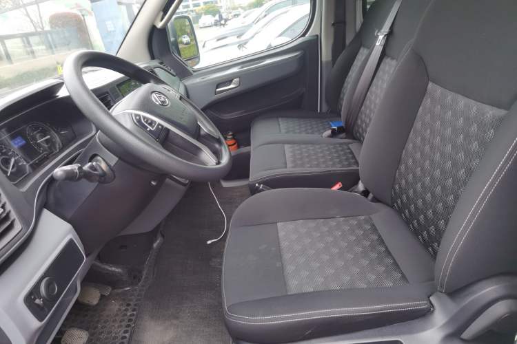 Used SAIC MAXUS Xintu V80 2023 2.0T Manual Classic Aoyuntong Short Wheelbase Ultra-Low Roof 5/6-Seater
