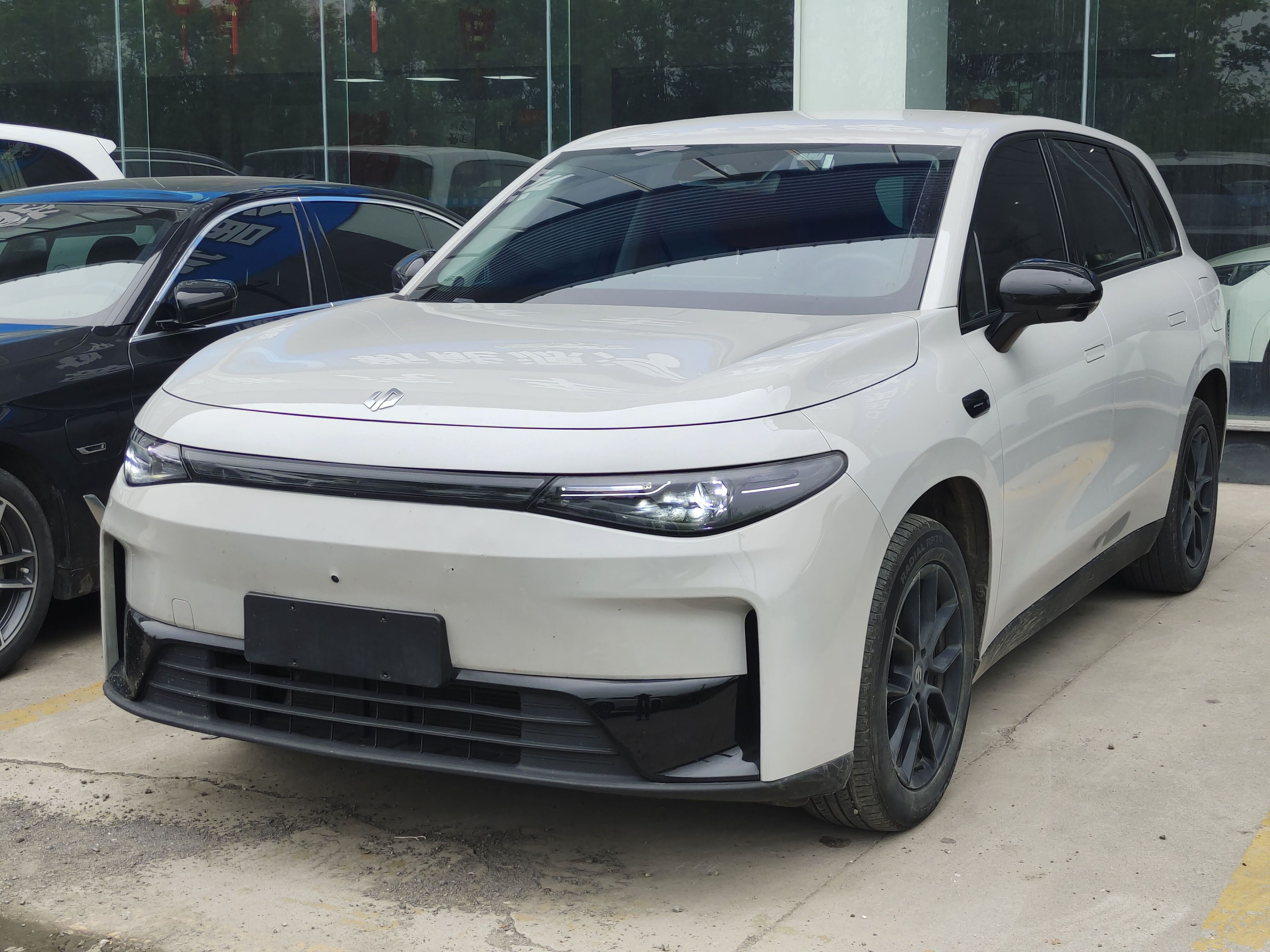 Под передней частью автомобиля