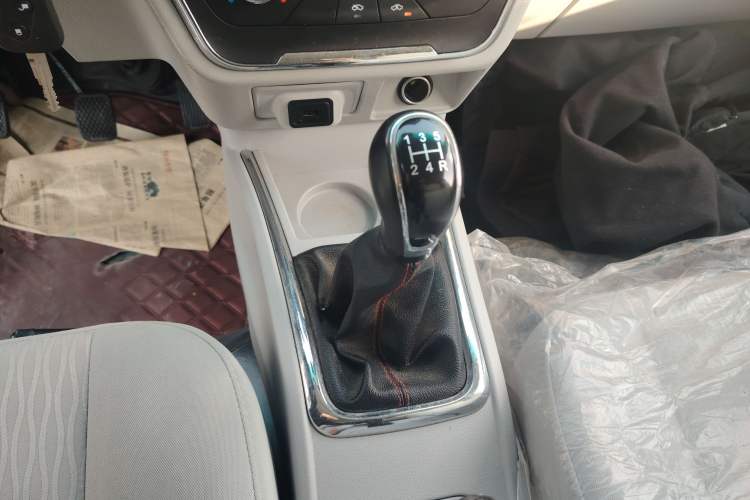 Used Jinbei New Hiace S 2023 1.5L Wealth Edition Van 2/5-Seater Non-Air-Conditioned Version SWC15M