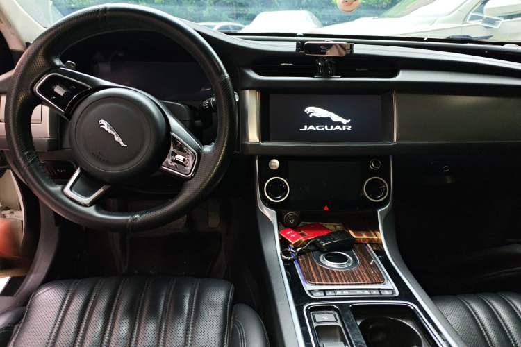 Used Jaguar XFL 2017 XFL 2.0T 240PS Luxury Edition Center Console