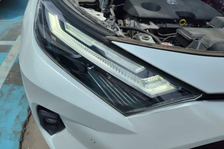 Used Toyota RAV4 2023 2.0L CVT Two-Wheel Drive Fashion Plus Edition Right Front Headlight