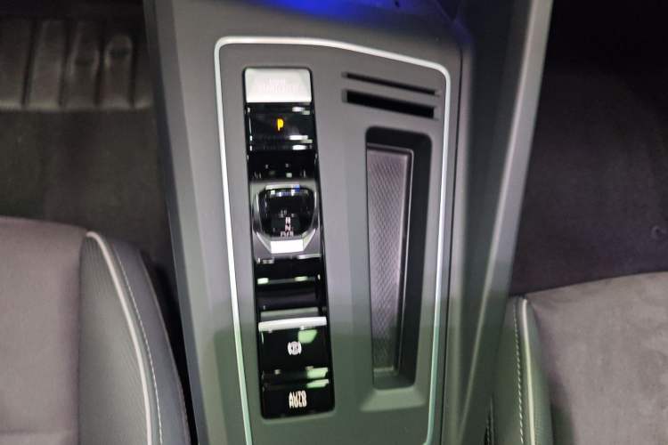 Used Volkswagen Golf 2023 Facelift 280TSI DSG R-Line Lite Gear Lever