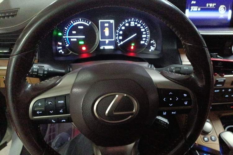 Used Lexus ES 2015 300h Luxury Edition
