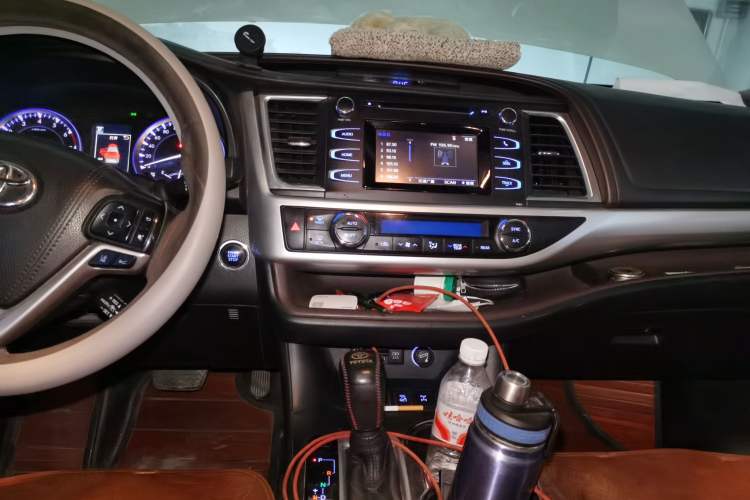 Used Toyota Highlander 2018 2.0T Four-Wheel Drive Luxury Edition 7 Seats China V Emission Standard Audio And AC Panel