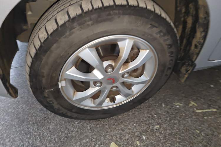 Used Wuling Hongguang V 2022 1.5L Enjoy Edition Electric-Powered LAR Left Front Wheel Hub