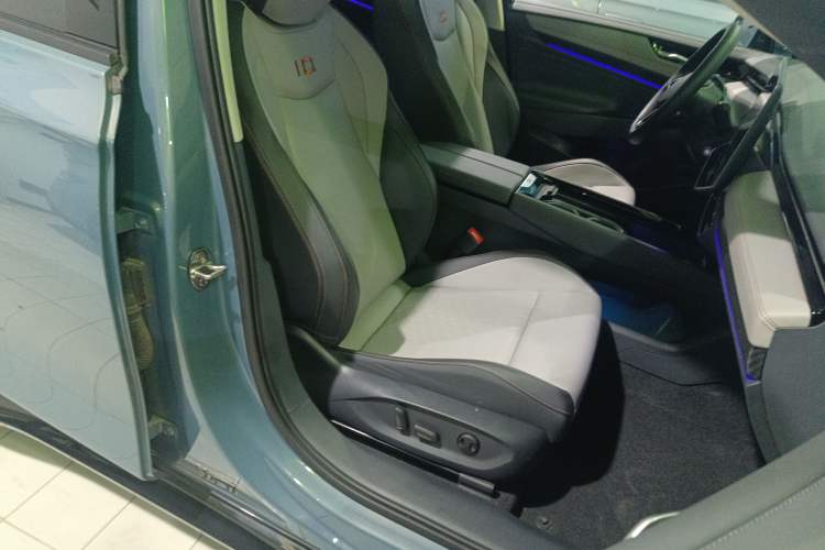 Used Volkswagen ID.7 VIZZION 2024 AIR model Right Front Seat