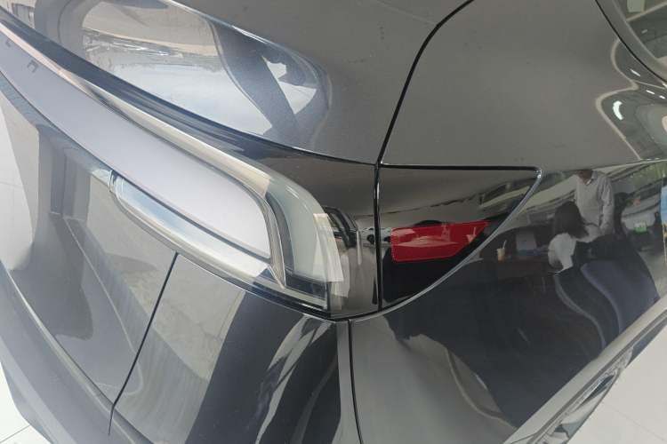 Used Tesla Model Y 2025 Rear-Wheel Drive First Edition Exterior 3