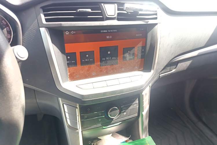 Used SAIC MAXUS T60 2017 2.4L Gasoline Manual Two-Wheel Drive High-Ride Elite Standard Van
