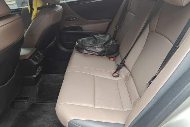 Used Lexus ES 2021 300h Deluxe Edition