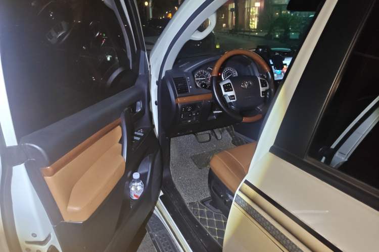 Used Toyota Land Cruiser 2015 4.0L V6 Middle East Low-Trim Version