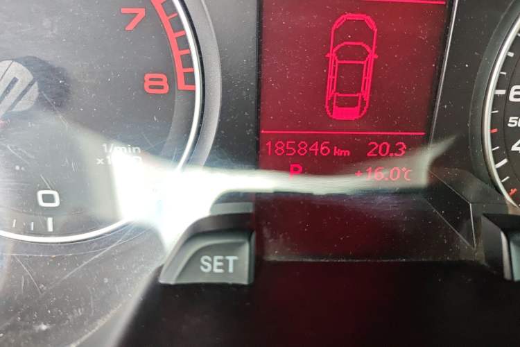 Used Audi A4L 2011 2.0 TFSI Standard Model Odometer Close Up