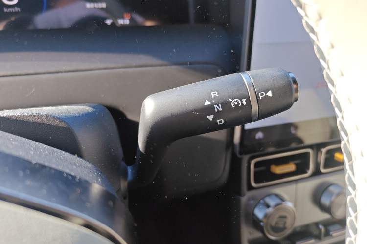 Used iCAR V23 2026 Model 401 Two-Wheel Drive Super Sports Edition Gear Lever