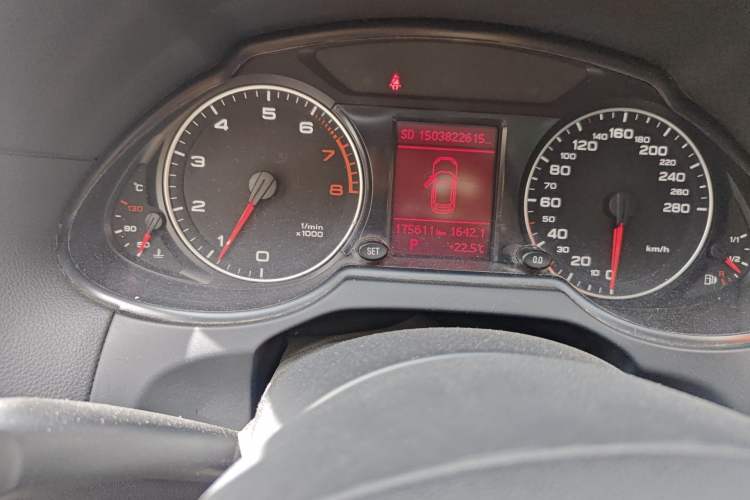 Used Audi Q5 2012 2.0TFSI Technology Model Odometer Close Up