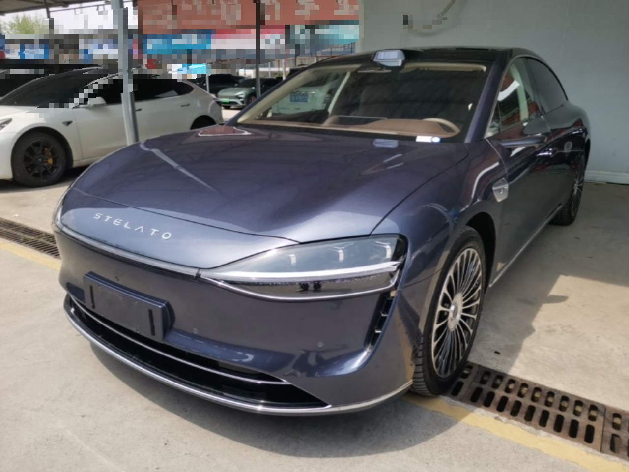 Под передней частью автомобиля