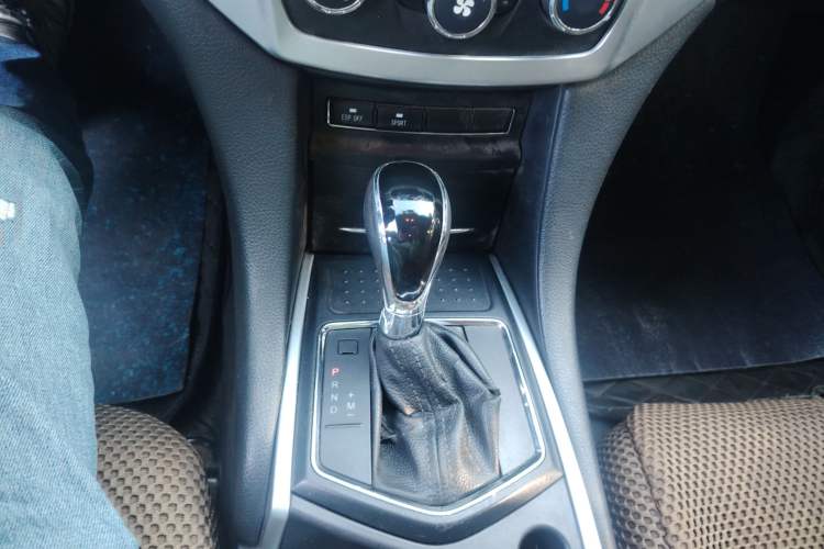 Used JMC Yusheng S350 2013 2.4T Automatic 2WD Diesel Luxury Edition 5 Seats
