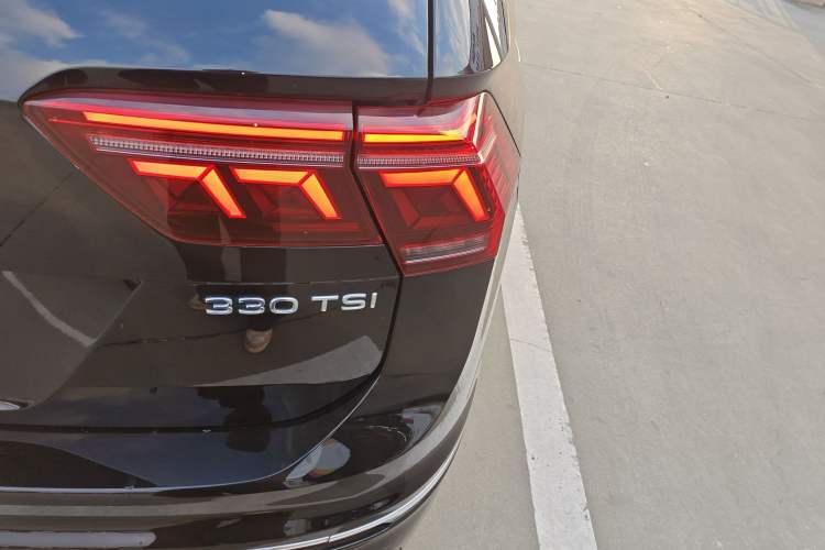 Used Volkswagen Tiguan L 2023 330TSI Automatic Two-Wheel Drive R-Line Flagship Edition Exterior 3