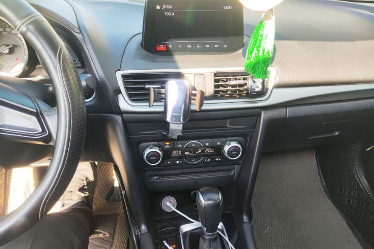 Used Mazda 3 Axela 2019 Cloud-Controlled Version Sedan 1.5L Automatic Luxury Trim China V Standard Audio And AC Panel