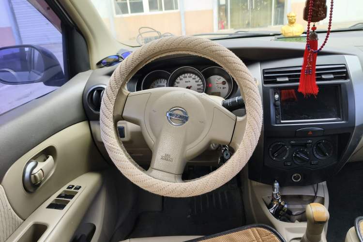 Used Nissan Livina 2010 Jingyue Edition 1.6L Manual All-Around Model Steering Wheel