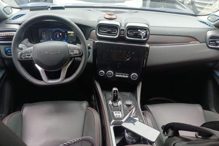 Used Lynk & Co 02 2018 2.0T DCT 4x4 Sport Pro Edition China V Standard Center Console