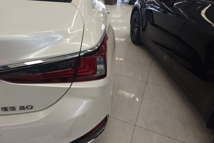 Used Lexus ES 2023 200 Excellence Edition
