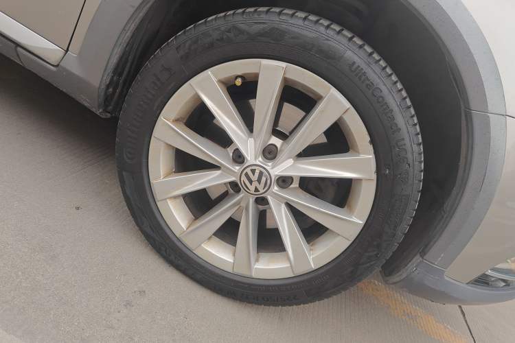 Used Volkswagen Magotan 2012 Travel Edition 2.0 TSI 4x4 Comfort Version Right Front Wheel Hub