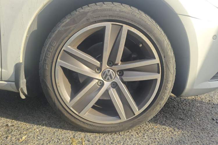 Used Volkswagen FAW-Volkswagen CC 2015 1.8TSI Luxury Model Right Front Wheel Hub