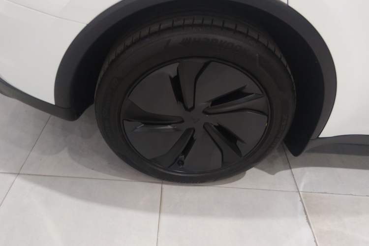 Used Tesla Model Y 2025 Long-Range All-Wheel-Drive Version
