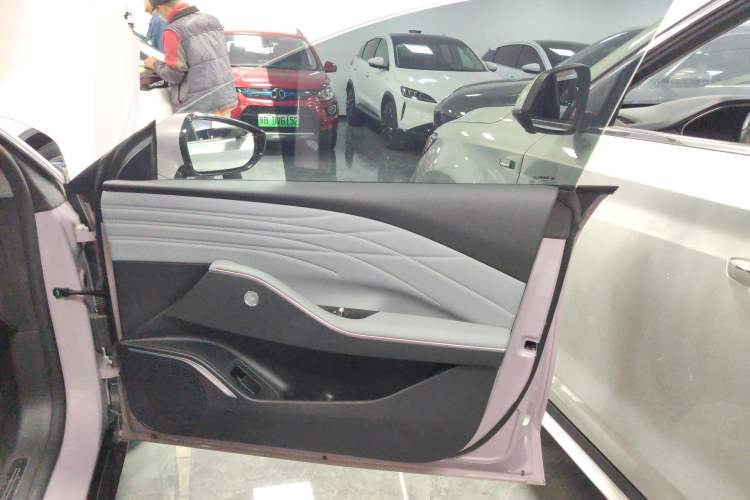 Used Geely Galaxy E8 2024 665 km Range Rear-Drive Starship Long-Range Version
