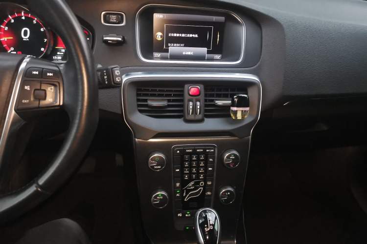 Used Volvo V40 2013 2.0T Zhiya Edition
