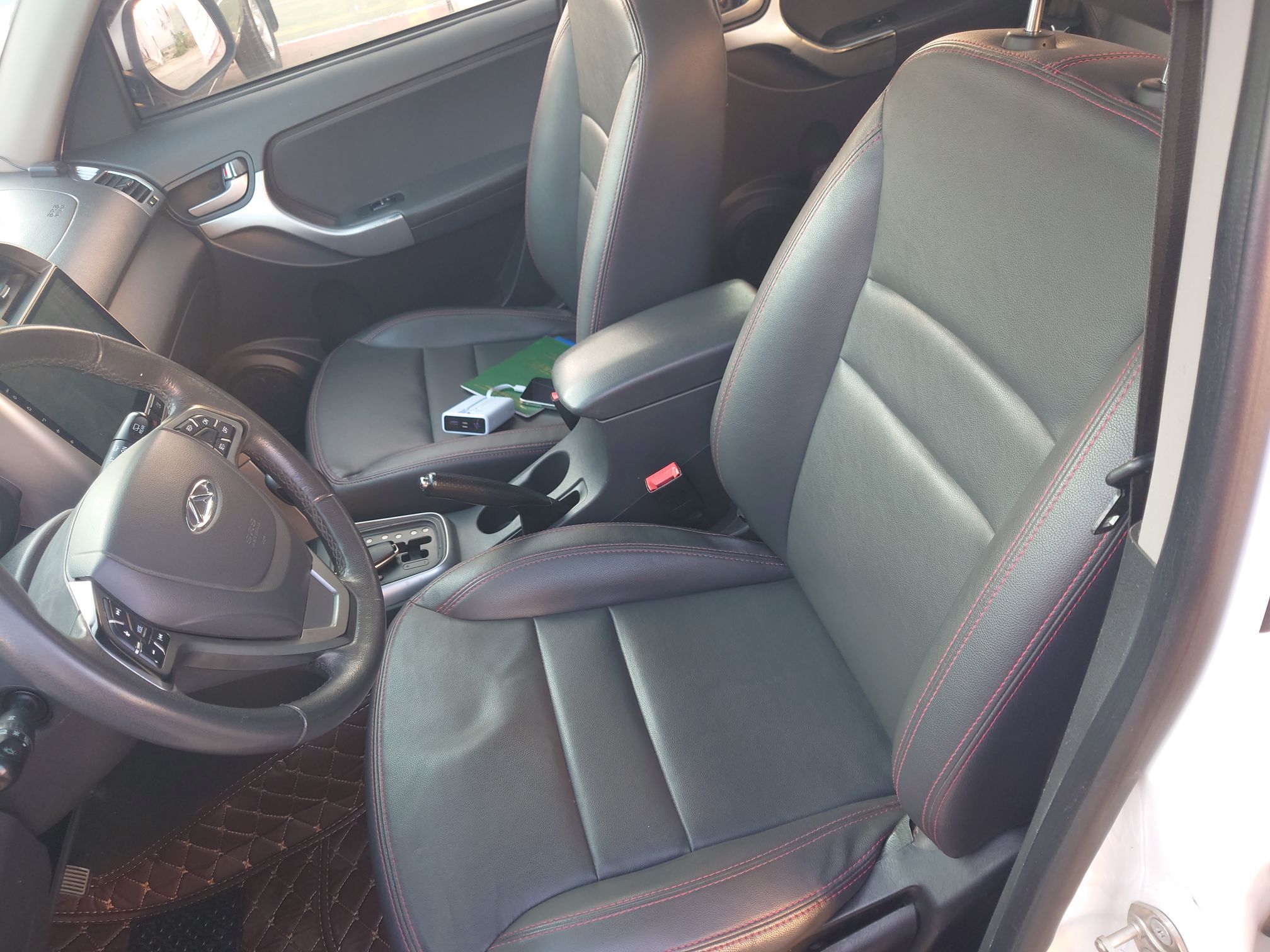 Переднее сиденье в автомобиле