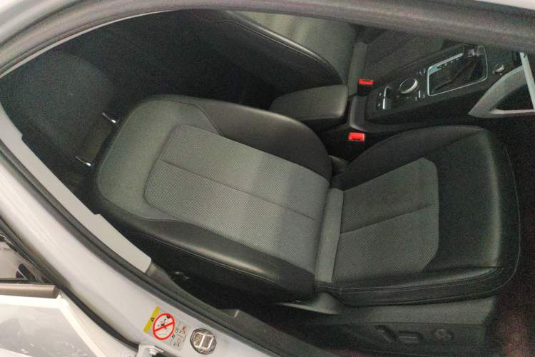 Used Audi Q2L 2018 35 TFSI Fashionable & Elegant Version China VI Emission Standard Right Front Seat