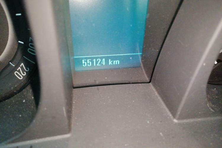 Used Buick GL8 2018 28T Comfort Model China VI Standard Odometer Close Up