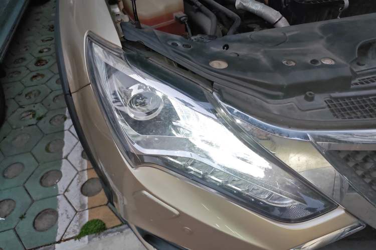 Used BYD Tang New Energy 2015 2.0T Four-Wheel-Drive Flagship Model Right Front Headlight