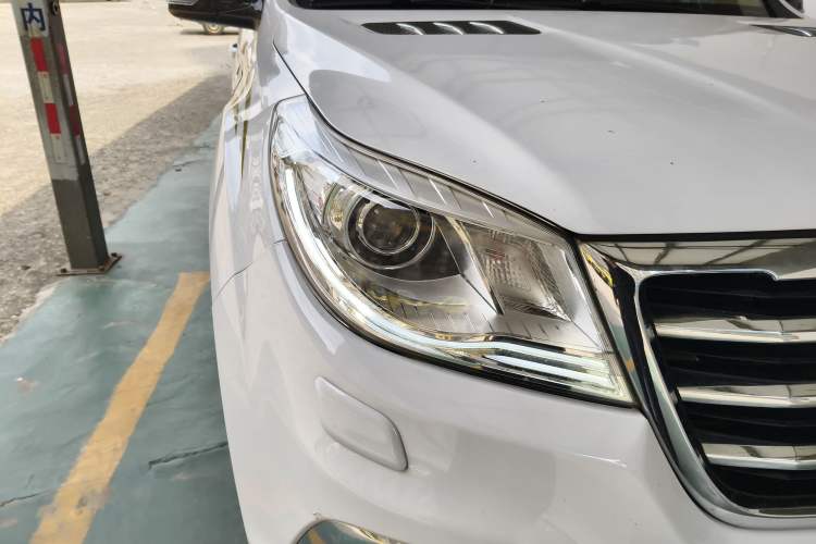 Used Haval H9 2015 2.0T Four-Wheel Drive Luxury 7-Seater Right Front Headlight