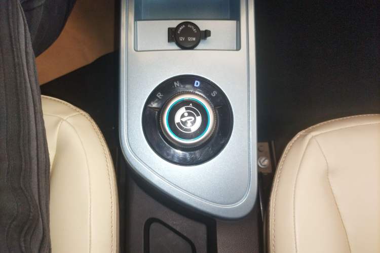 Used Brilliance Xinri i03A 2021 318 km 31.45 kWh Gear Lever