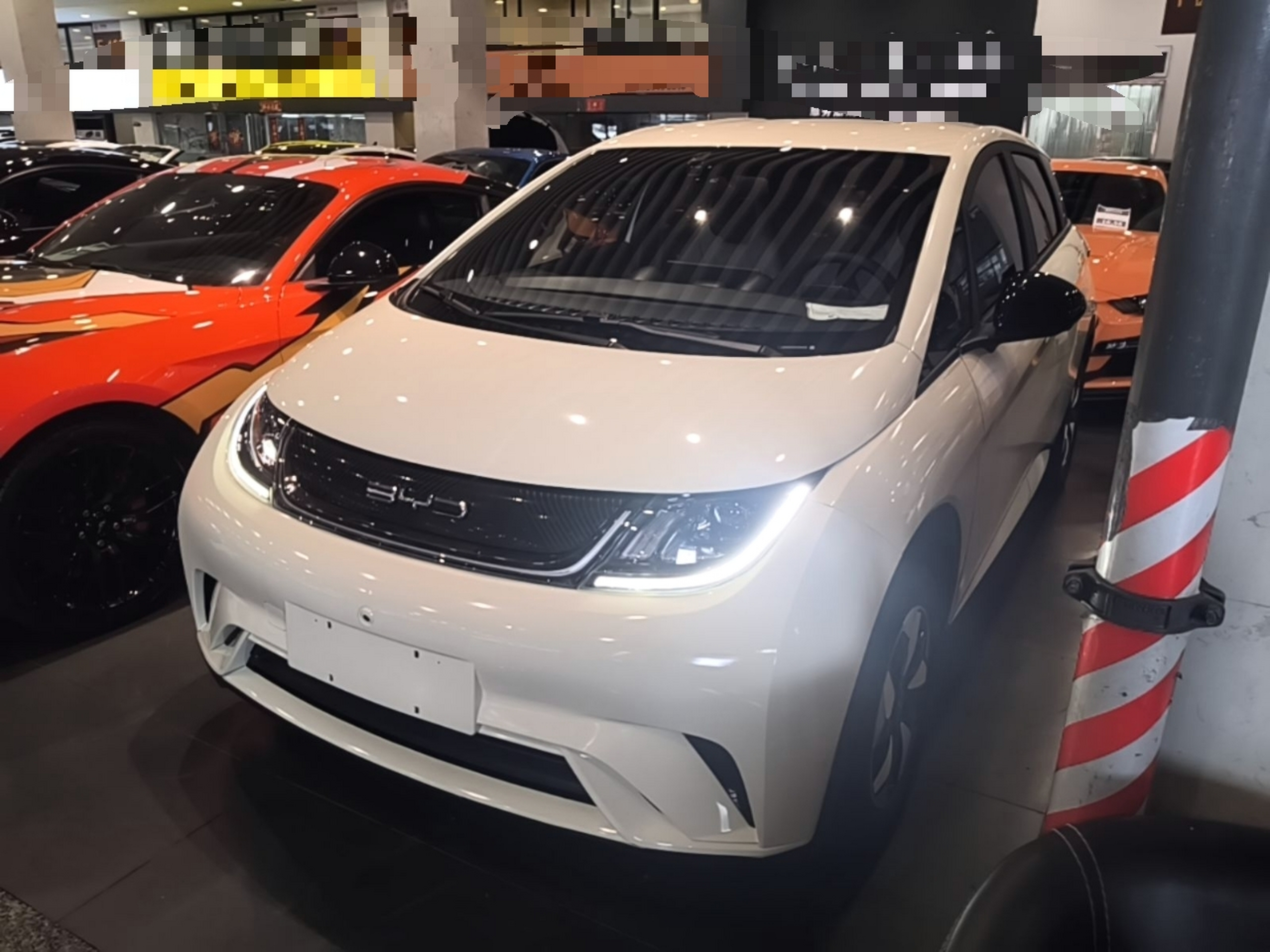 Unter der Vorderseite des Autos