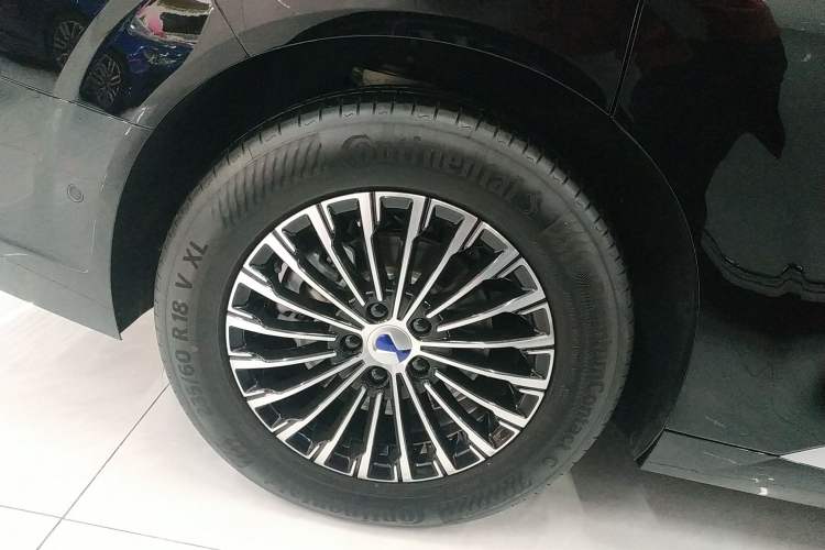 Used Denza D9 2025 DM-i Intelligent Drive 1020 Four-Wheel Drive Prestige Model Right Rear Wheel Hub