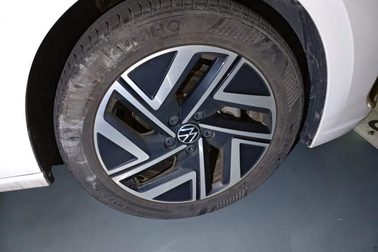 Used Volkswagen Sagitar 2023 300TSI DSG Excellence Edition Right Front Wheel Hub