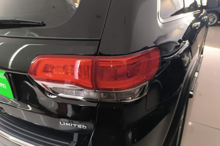 Used Jeep Grand Cherokee 2016 3.0L Comfort Navigation Edition Right Rear Taillight