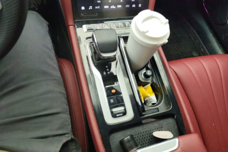 Used Hongqi H5 2025 2.0T Automatic Flag Edition – 500 000 Units Commemorative Version Gear Lever