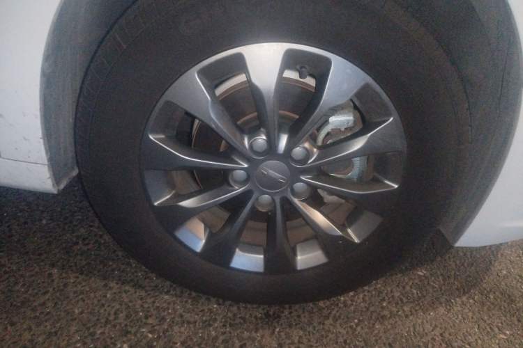 Used Geometry A 2022 Pro 430KM Commuter Edition Right Front Wheel Hub