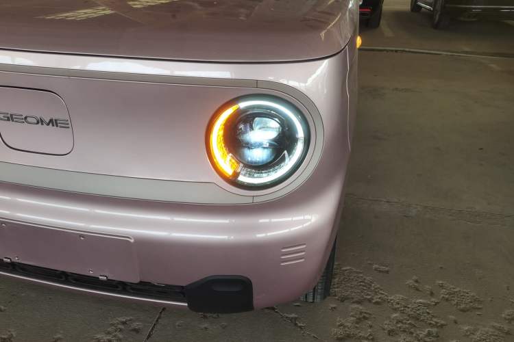 Used Geely Galaxy Panda 2023 Panda Mini 200km Endurance Bear Left Front Headlight